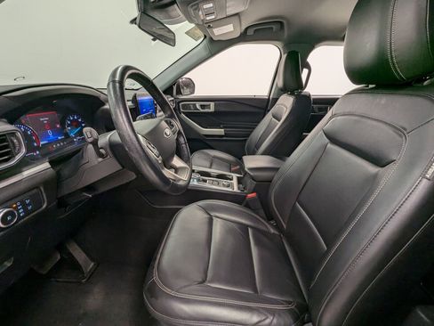 Certified 2022 Ford Explorer XLT w/ Equipment Group 202A image 4