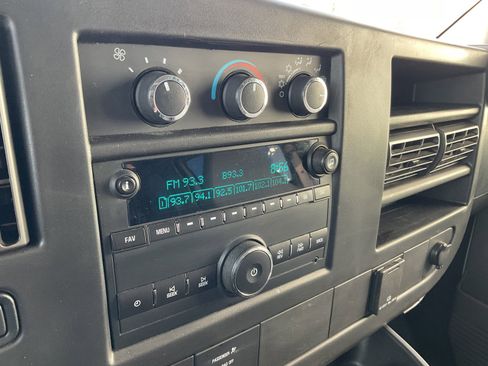 Used 2017 GMC Savana 2500 image 30