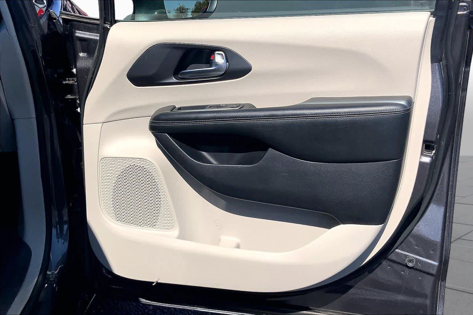 Used 2020 Chrysler Pacifica Limited FWD image 23
