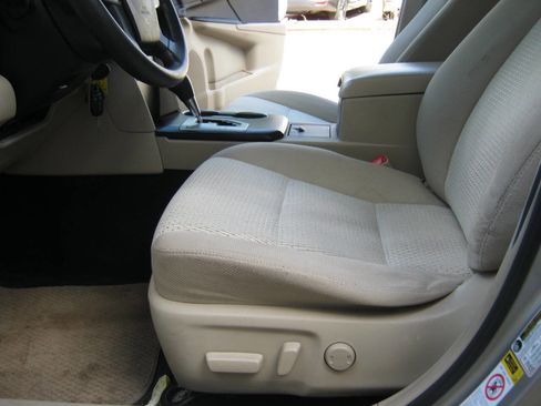 Used 2014 Toyota Camry LE image 9