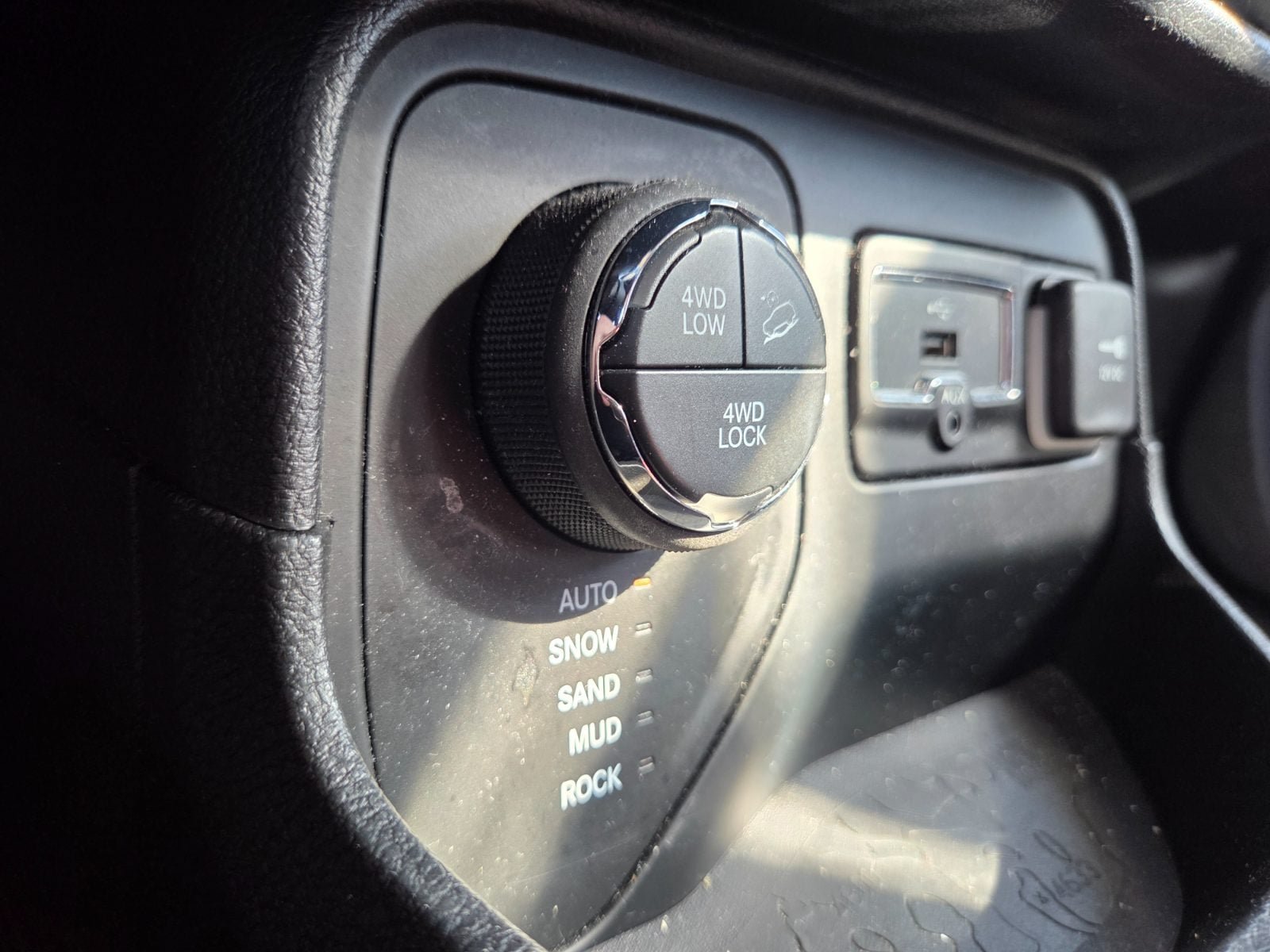 Used 2015 Jeep Renegade Trailhawk AWD/4WD image 17