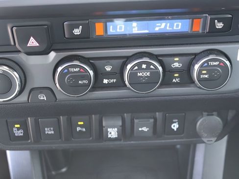 Certified 2021 Toyota Tacoma TRD Off-Road w/ TRD Premium Off Road Package AWD/4WD image 15