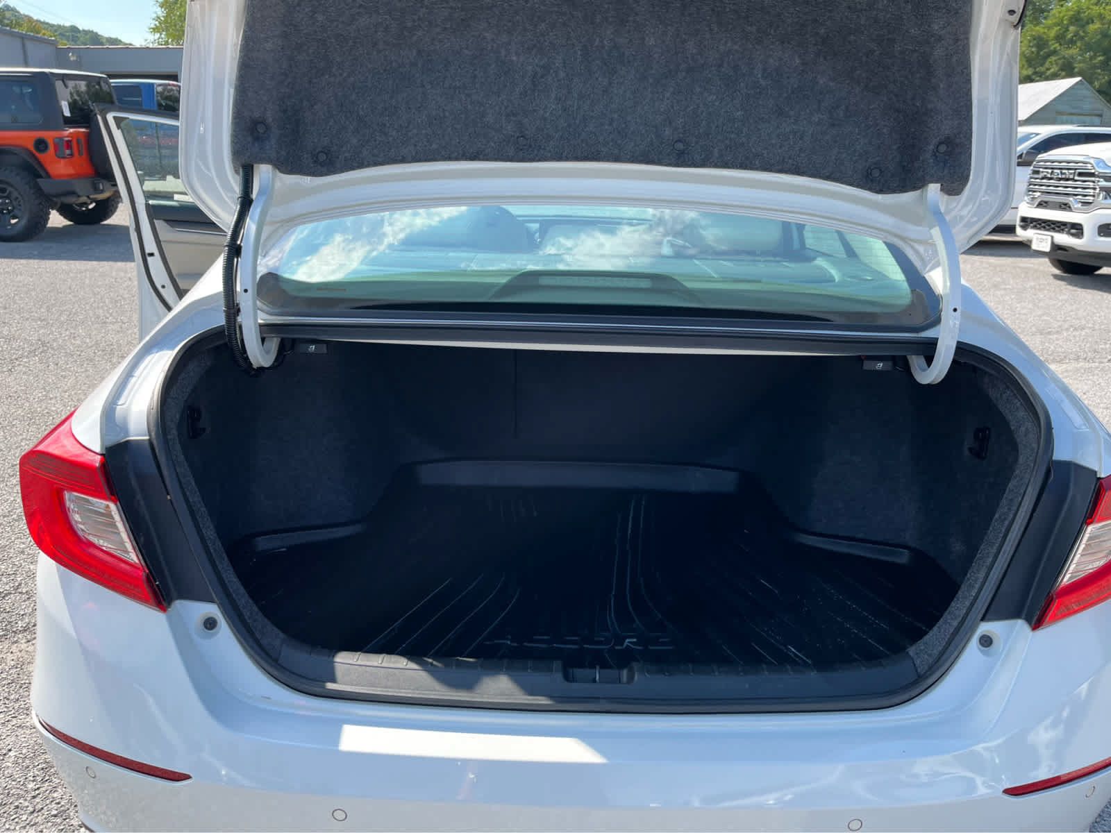 Used 2020 Honda Accord Touring image 29