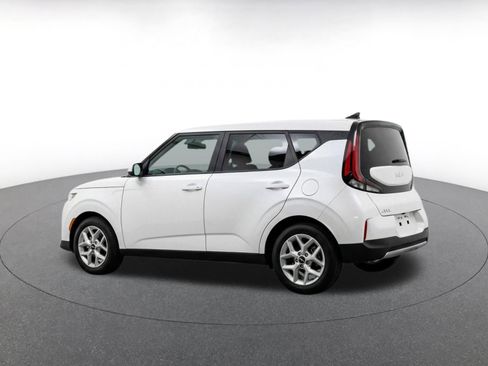 Used 2025 Kia Soul LX w/ LX Technology Package FWD image 7