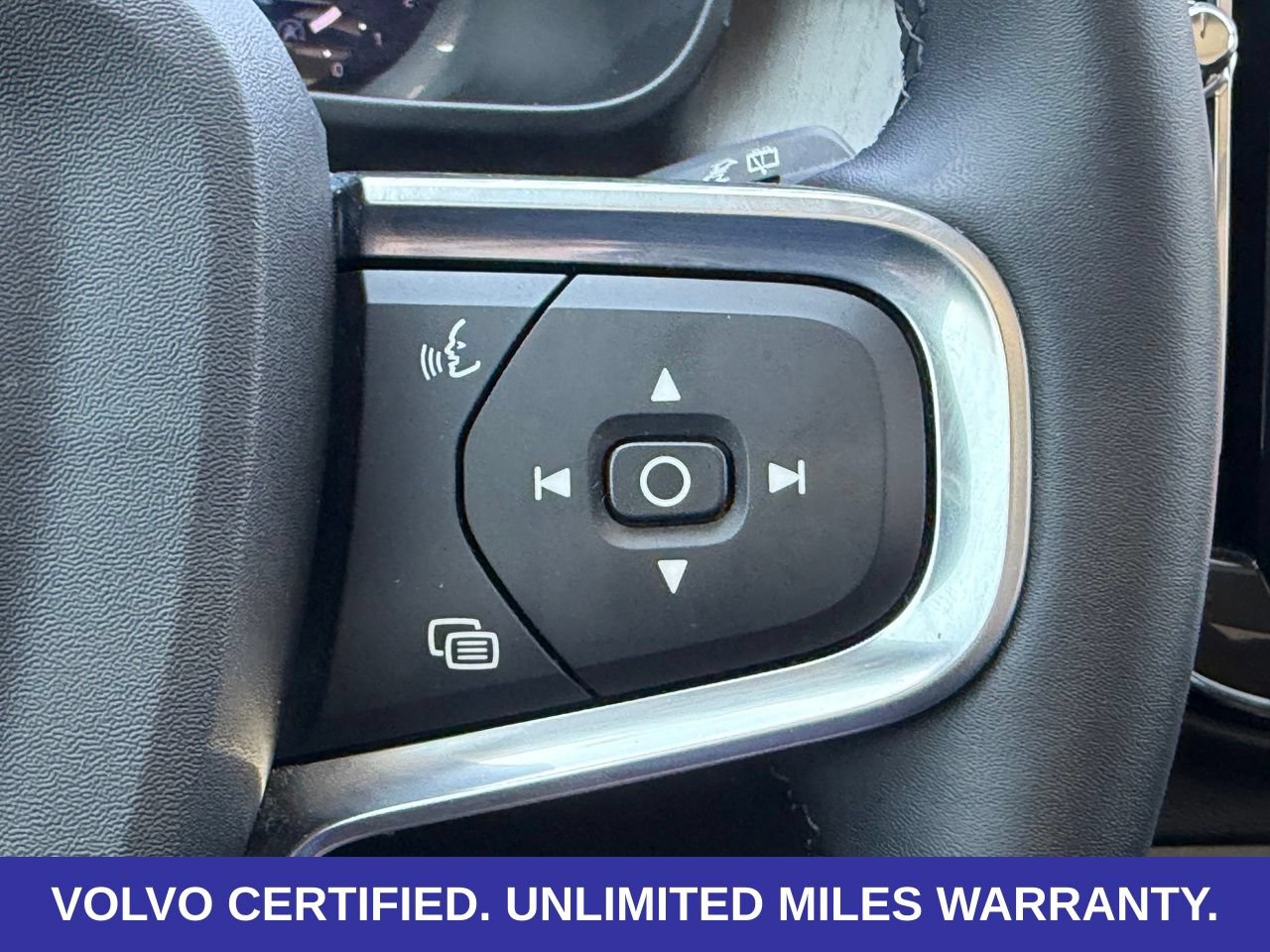 Certified 2025 Volvo XC40 B5 Plus AWD/4WD image 19