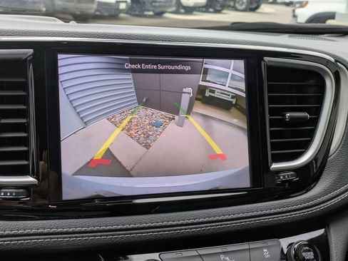 Used 2023 Chrysler Pacifica Limited w/ S Appearance Package image 22