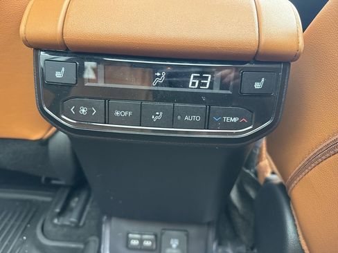 Used 2024 Toyota Highlander Platinum AWD/4WD image 23