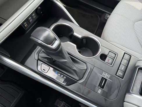 Used 2022 Toyota Highlander LE FWD image 20