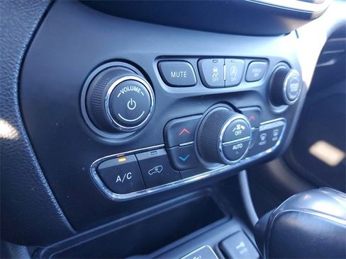 Used 2022 Jeep Cherokee Latitude Lux w/ Sun & Sound Group image 25