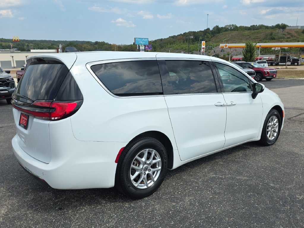 Used 2023 Chrysler Pacifica Touring-L FWD image 8