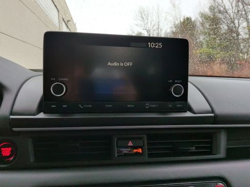 Used 2025 Honda Pilot Sport image 22