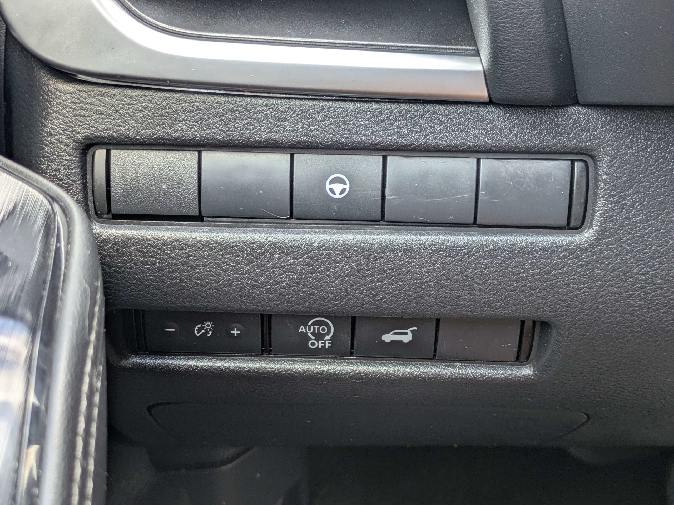 Used 2025 Nissan Rogue SV FWD image 25