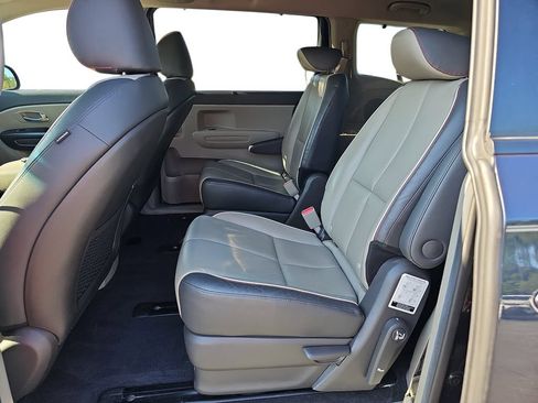 Used 2017 Kia Sedona LX w/ LX Essentials Premium Package FWD image 14