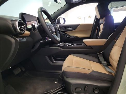 Used 2025 Chevrolet Equinox ACTIV image 11