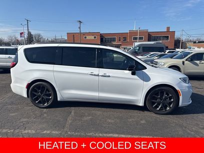 Used 2025 Chrysler Pacifica Limited