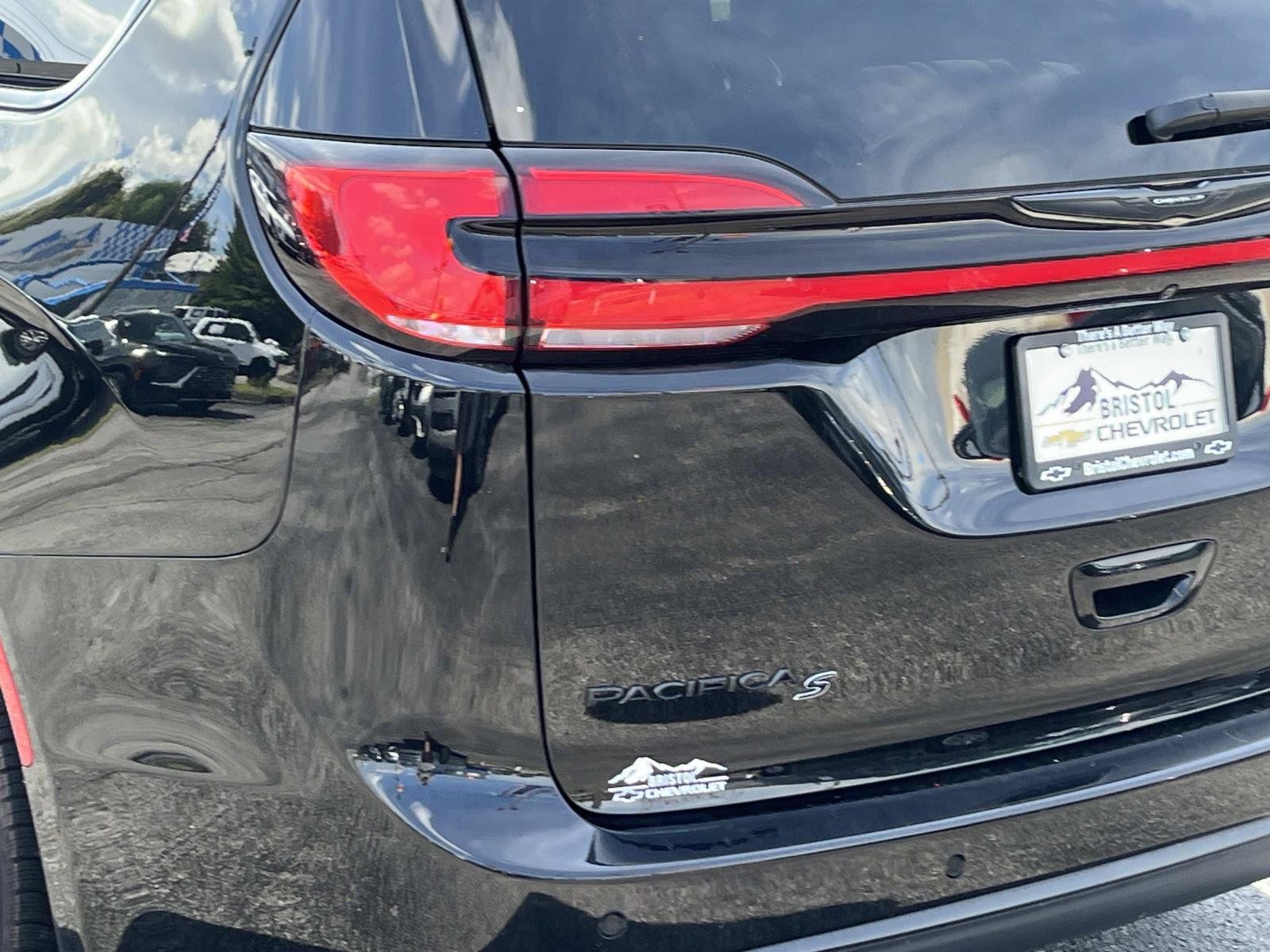 Used 2025 Chrysler Pacifica Limited FWD image 6
