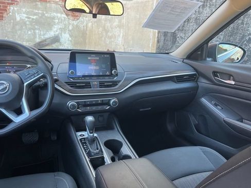 Used 2025 Nissan Altima 2.5 SV FWD image 31