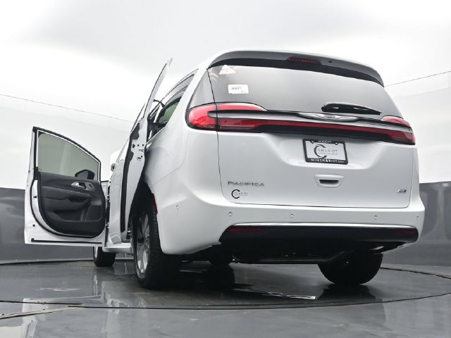 New 2025 Chrysler Pacifica Select w/ Uconnect Theater Family Group AWD/4WD image 60