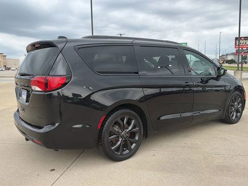 Used 2018 Chrysler Pacifica Limited w/ Advanced Safetytec Group FWD image 20
