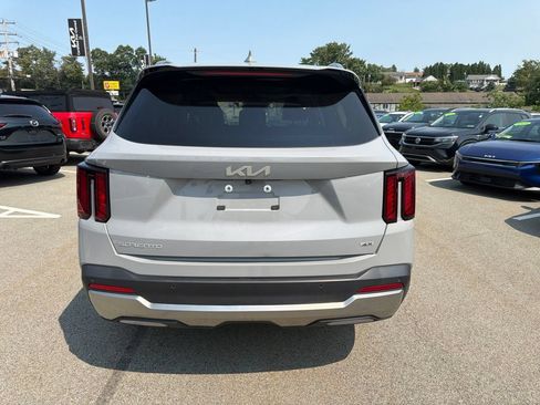 Certified 2025 Kia Sorento S w/ Panoramic Sunroof Package AWD/4WD image 6