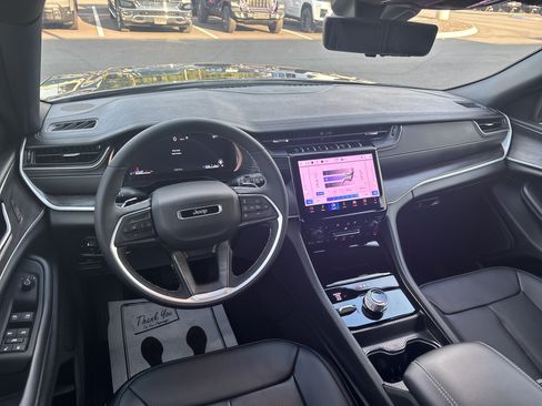 Used 2025 Jeep Grand Cherokee Limited w/ Luxury Tech Group II AWD/4WD image 9