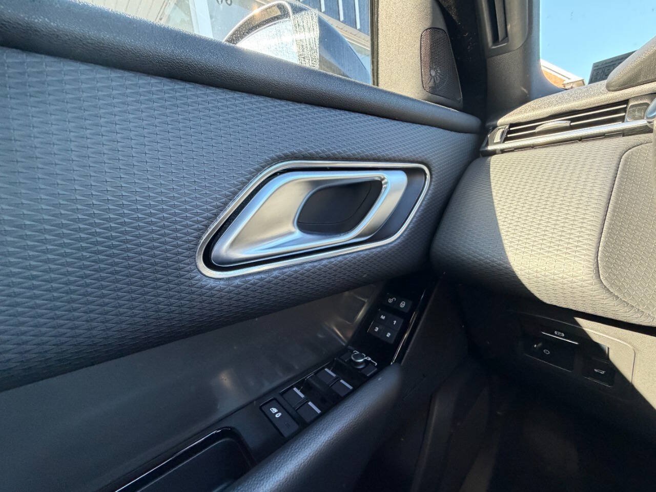 Used 2020 Land Rover Range Rover Velar S AWD/4WD image 28