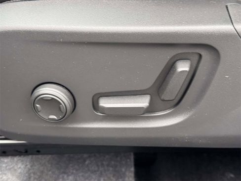 Used 2025 Volvo XC40 B5 Ultra w/ Protection Package Premier image 18