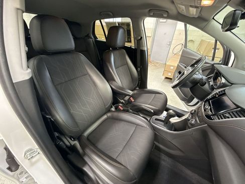 Used 2022 Chevrolet Trax LT w/ LT Convenience Package image 37