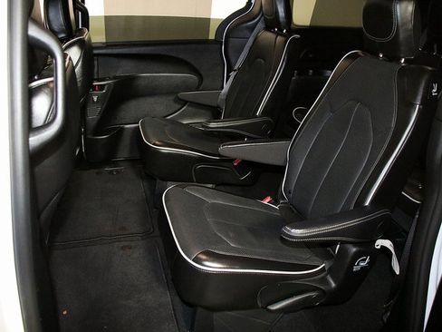 Used 2025 Chrysler Pacifica Limited image 13