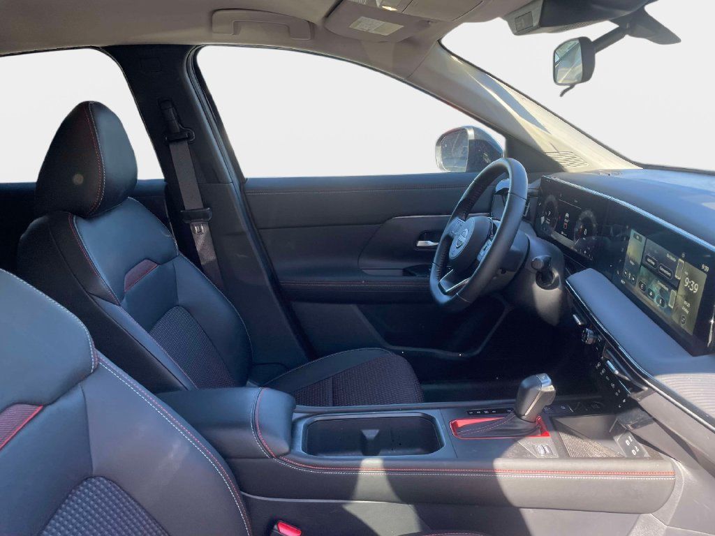 Used 2025 Nissan Kicks SR FWD image 10