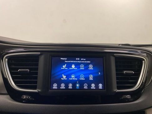 Used 2020 Chrysler Pacifica Touring-L FWD image 9