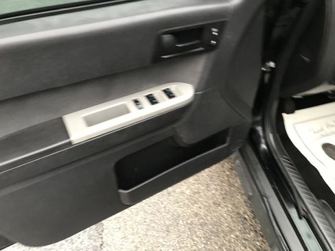 Used 2010 Ford Escape XLT image 9