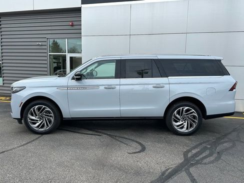 New 2025 Lincoln Navigator L Reserve AWD/4WD image 2