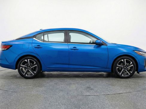 Used 2025 Nissan Sentra SV image 9