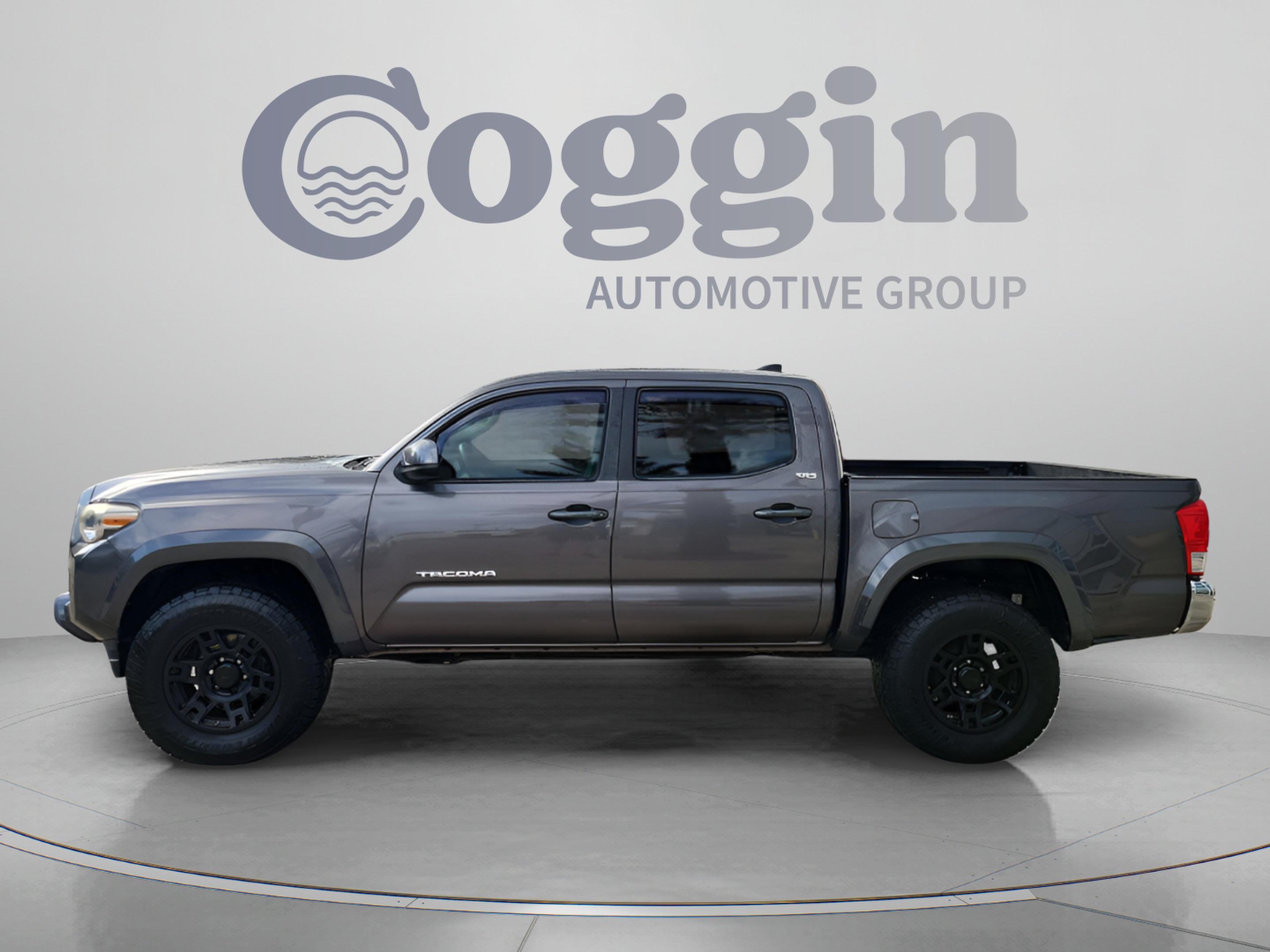 Used 2017 Toyota Tacoma SR5 w/ Tow Package AWD/4WD image 3