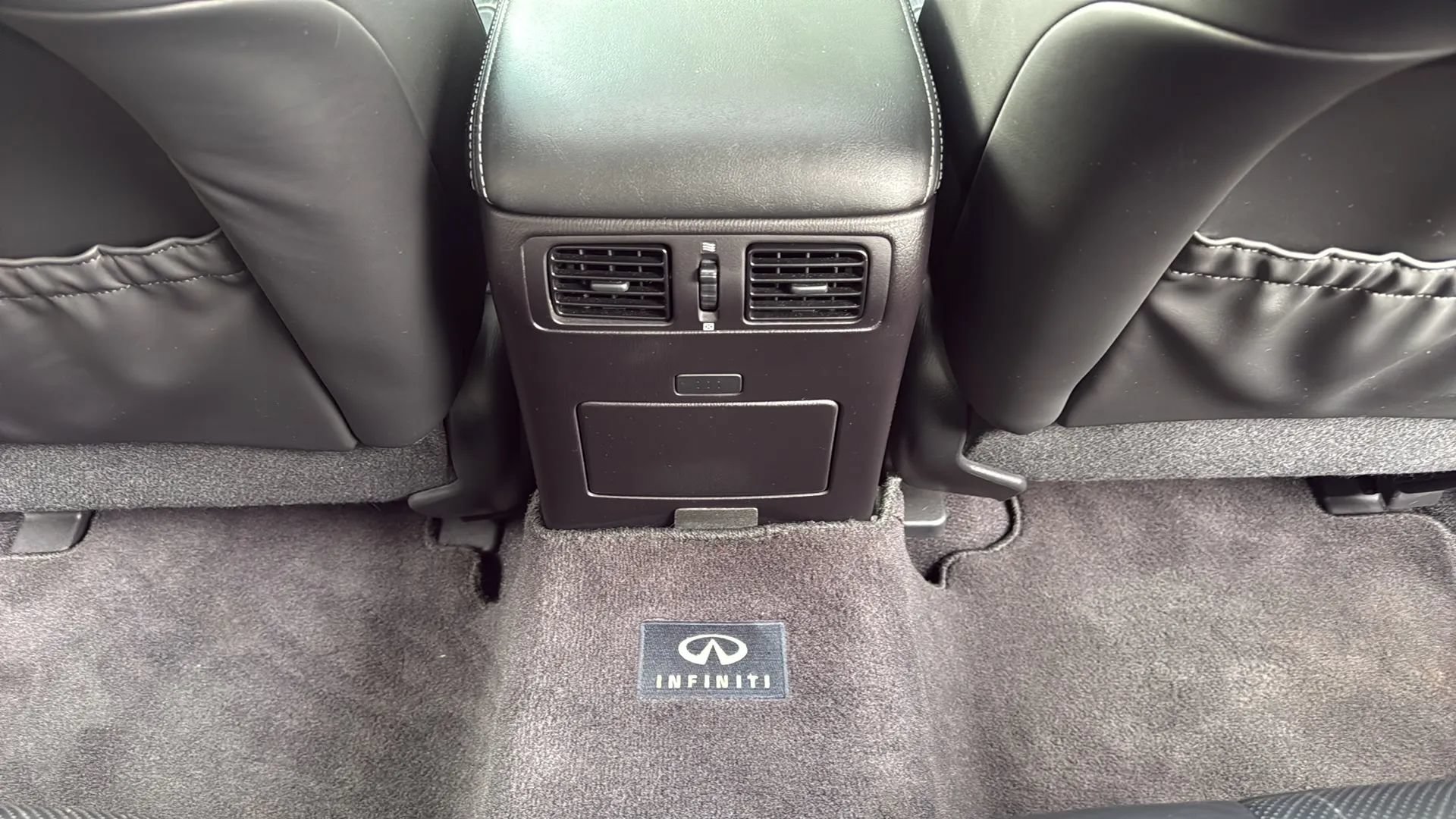 Used 2015 INFINITI Q70 3.7 w/ Deluxe Touring Package AWD/4WD image 34