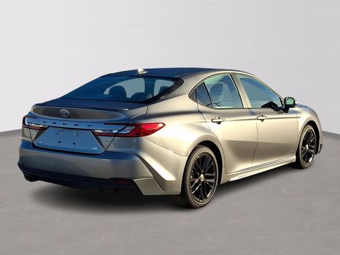 Used 2025 Toyota Camry SE image 6