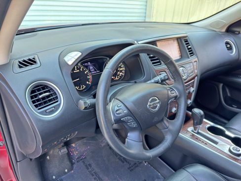 Used 2017 Nissan Pathfinder Platinum w/ Family Entertainment Package AWD/4WD image 12