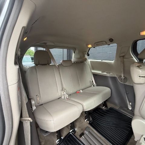 Used 2017 Toyota Sienna XLE Premium FWD image 14