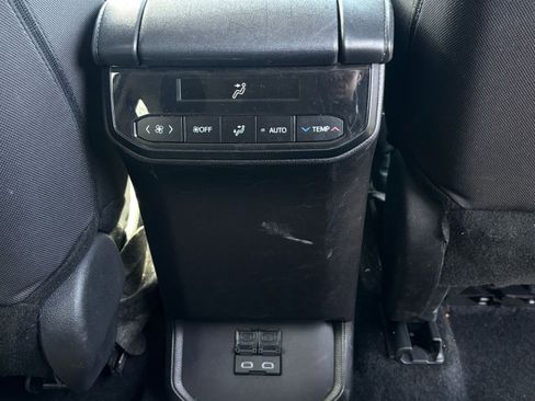 Used 2025 Toyota Highlander LE FWD image 25