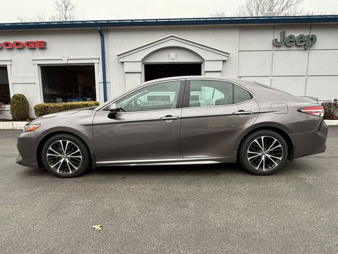Used 2019 Toyota Camry SE image 4
