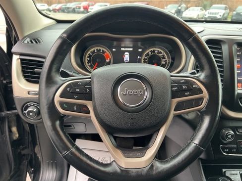 Used 2017 Jeep Cherokee Limited image 24