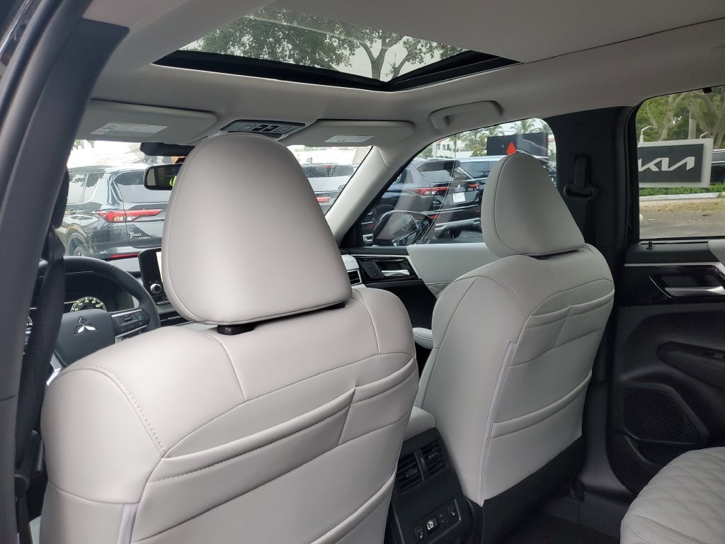 Used 2025 Mitsubishi Outlander SEL AWD/4WD image 12