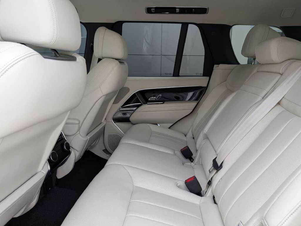 Certified 2025 Land Rover Range Rover SE AWD/4WD image 13