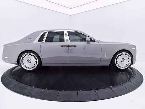 Used 2024 Rolls-Royce Phantom Sedan w/ The Phantom Package RWD image 19