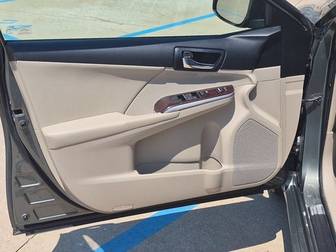 Used 2012 Toyota Camry XLE w/ Leather Pkg FWD image 11