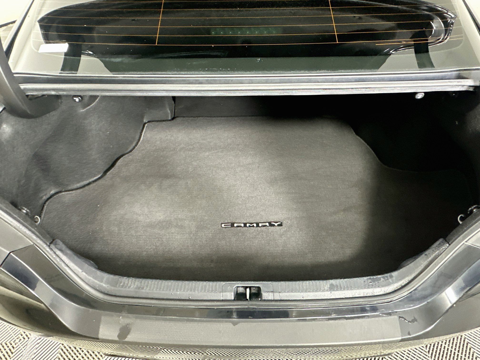 Used 2020 Toyota Camry SE w/ Carpet Mat Package FWD image 28