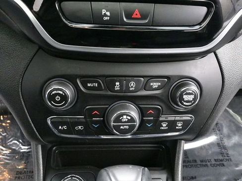 Used 2019 Jeep Cherokee Limited image 14