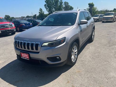 Used 2019 Jeep Cherokee Latitude w/ Cold Weather Group FWD image 1