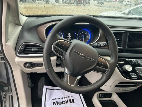 Used 2023 Chrysler Voyager LX image 11